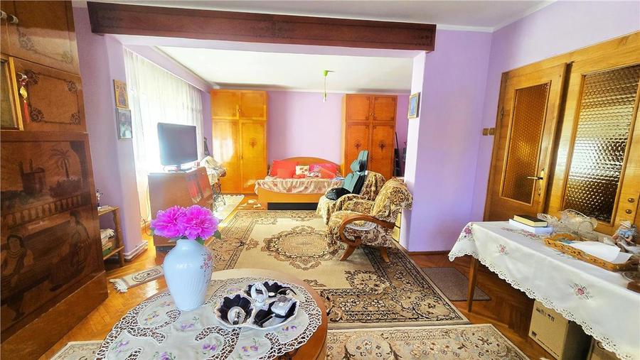 Casă individuală cu 7 camere cu Canalizare în Central