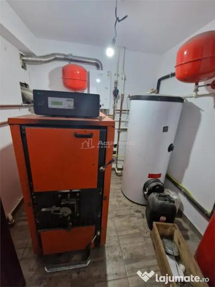 Casă cu 12 camere cu Teren 1000 Mp în Români