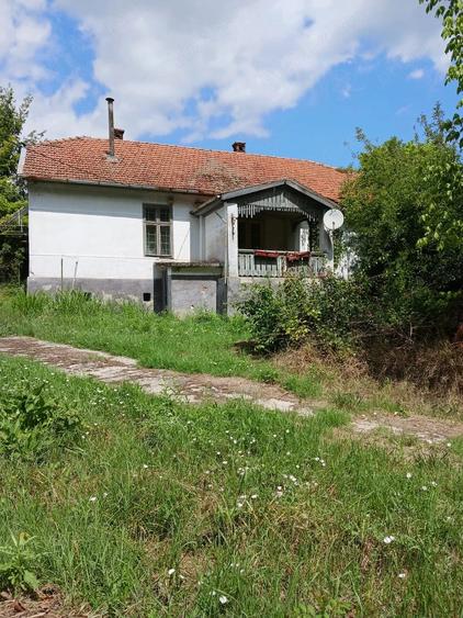 Casă cu Teren 1900 Mp în Central