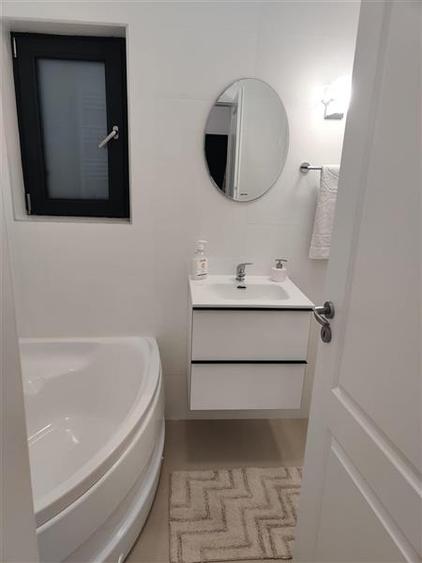 Apartament cu 3 camere decomandat, mobilat în Ipotești