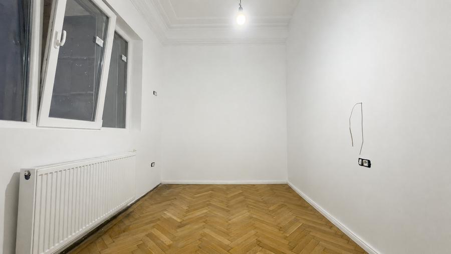Apartament cu 5 camere decomandat în P-ța Victoriei