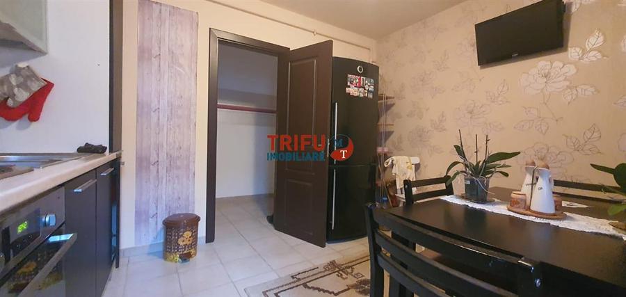 Apartament cu 3 camere semidecomandat, mobilat în Cetate