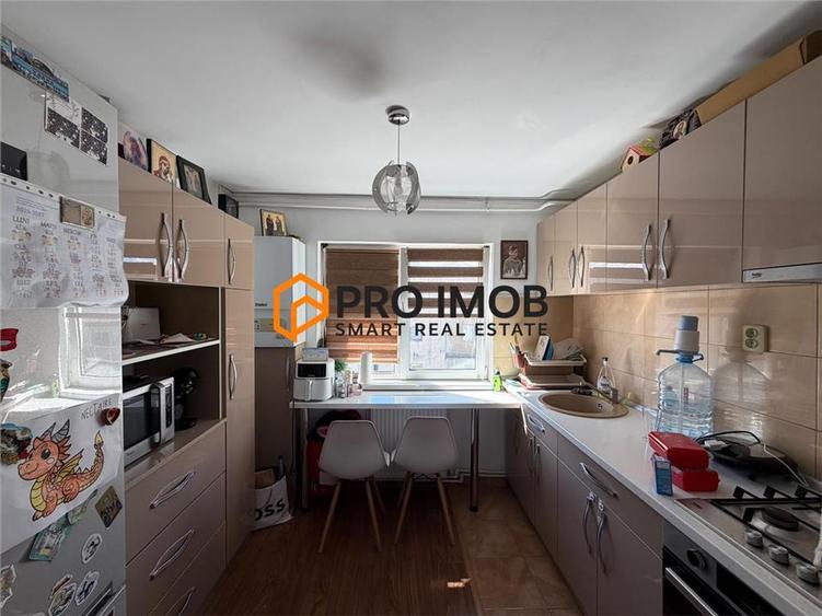 Apartament cu 3 camere semidecomandat, mobilat în Micro 3