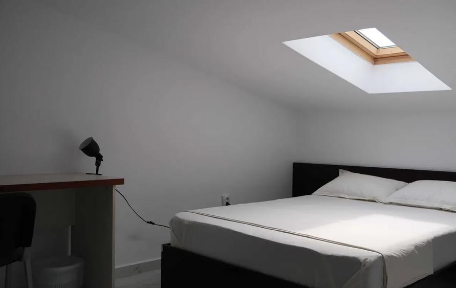 Apartament cu 3 camere semidecomandat, mobilat în Trocadero