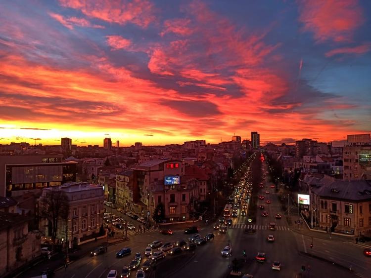 Apartament cu 2 camere decomandat în Victoriei