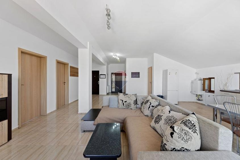 Apartament cu 3 camere decomandat, mobilat în Intim