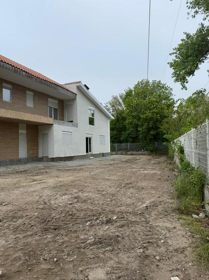 Casă cu 7 camere cu Canalizare în Central