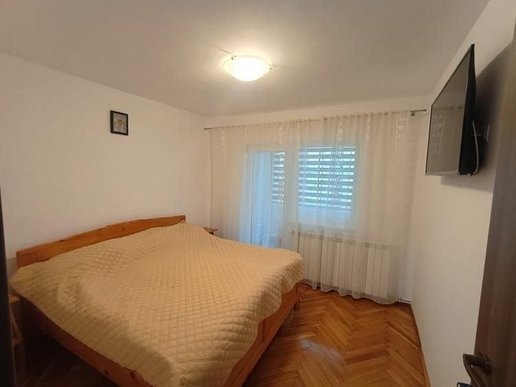 Apartament cu 3 camere decomandat, mobilat în Valea Aurie