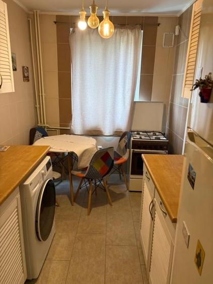 Apartament cu 3 camere decomandat în Titan