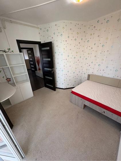 Apartament cu 3 camere semidecomandat în Ghencea