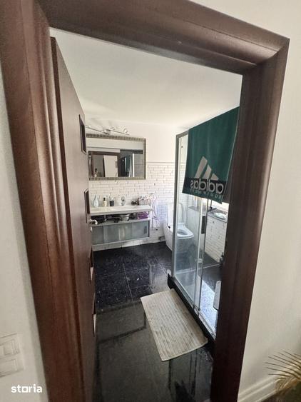 Casă cu 8 camere cu Teren 4750 Mp în Central