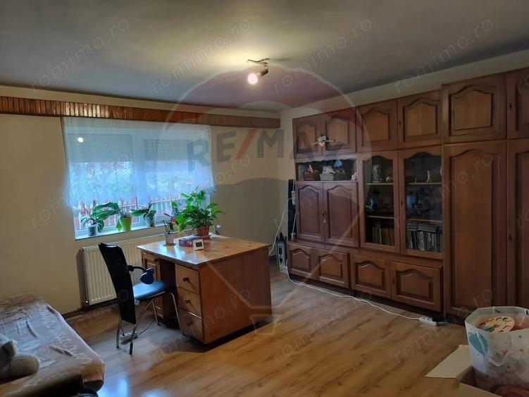 Casă cu 5 camere cu Teren 950 Mp în Biharia