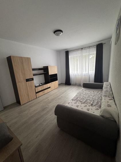 Apartament cu 3 camere decomandat în Șcheia