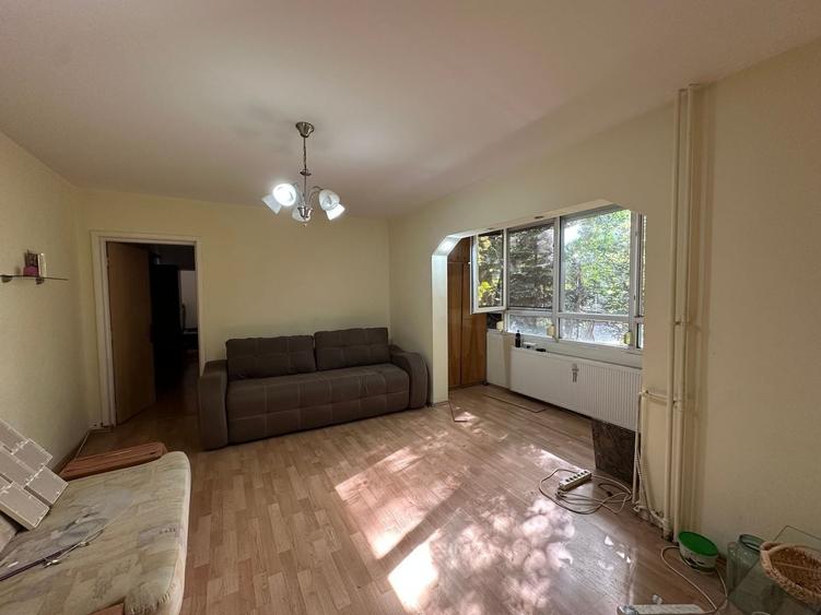 Apartament cu 3 camere semidecomandat în Berceni