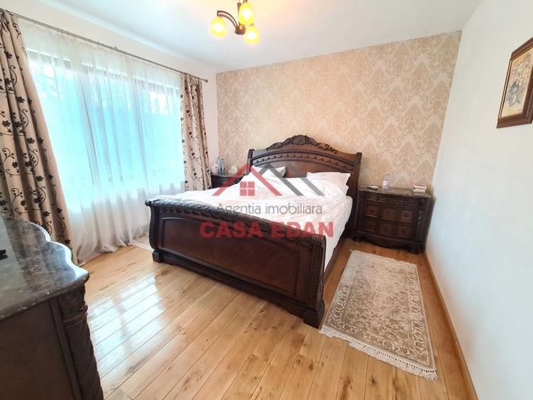 Casă individuală cu 7 camere cu Teren 304 Mp în Central