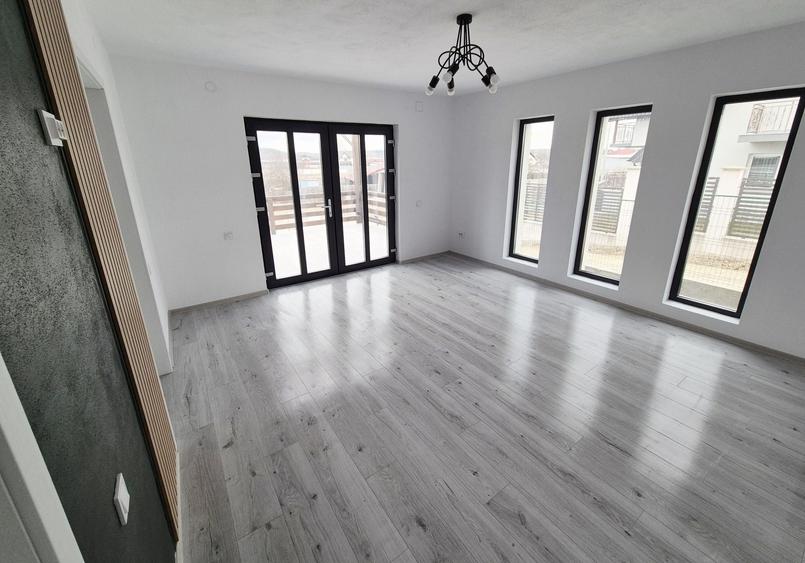 Casă cu 4 camere în Bascov