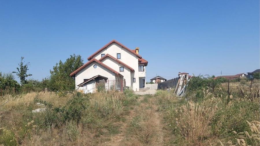 Casă cu 4 camere în Domnești