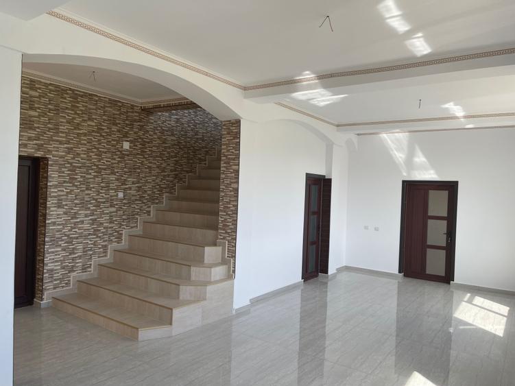 Casă cu 4 camere cu Teren 1000 Mp în Central
