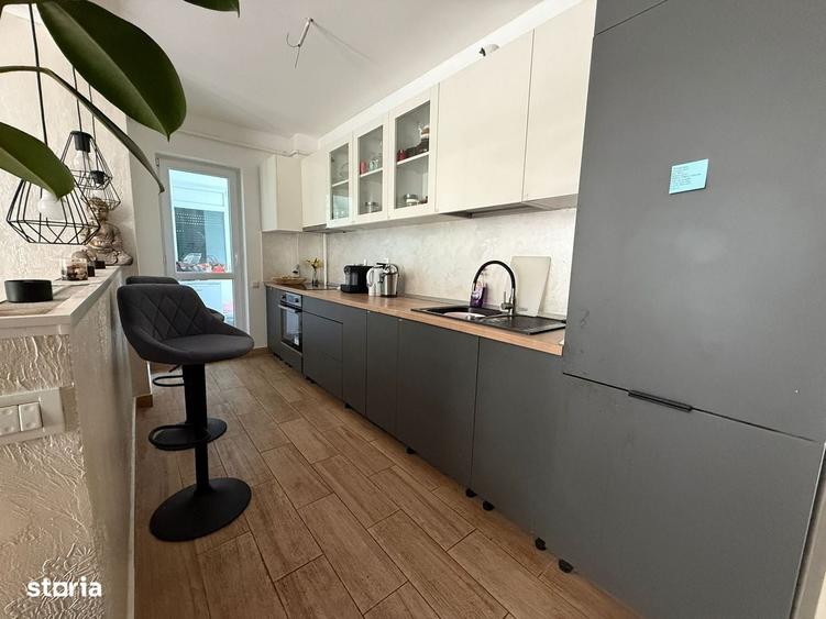 Apartament cu 3 camere semidecomandat în Tineretului