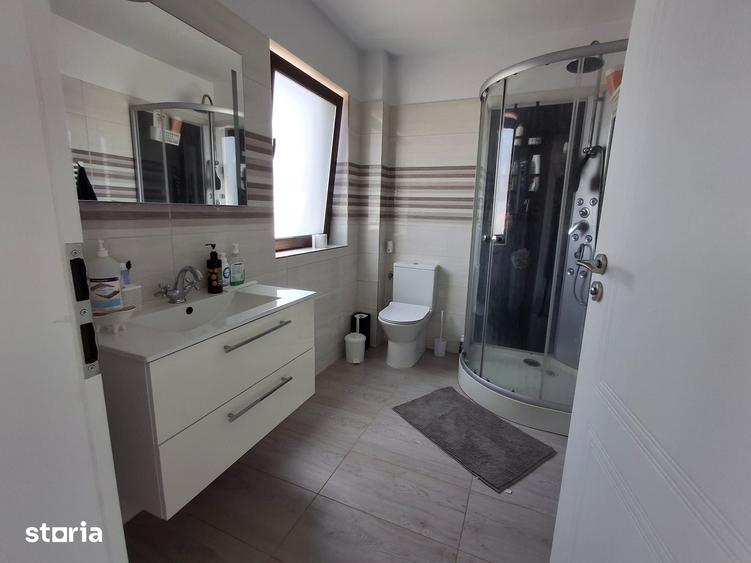 Casă cu 5 camere cu Teren 660 Mp în Bucium