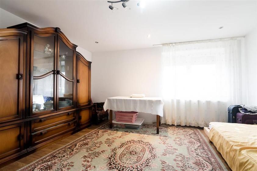 Casă individuală cu 6 camere cu Teren 916 Mp în Iorga