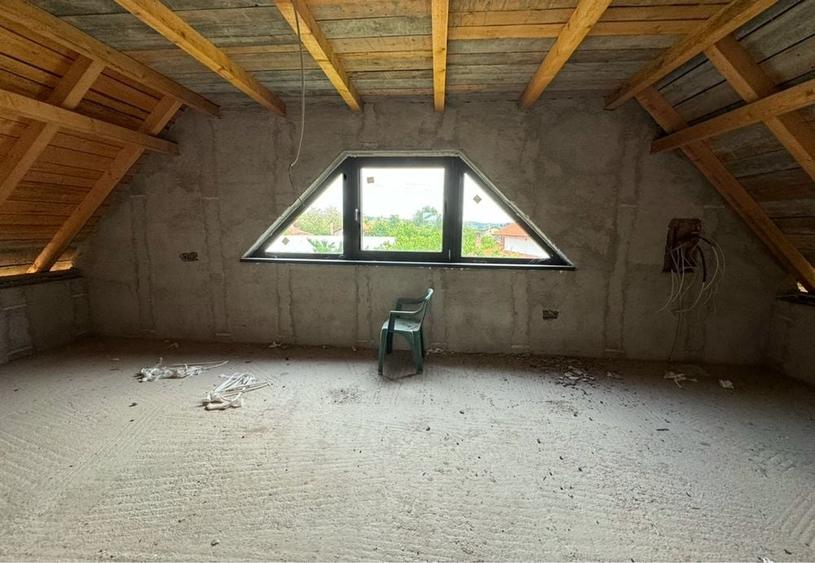 Casă cu 4 camere cu Teren 500 Mp în Șimian