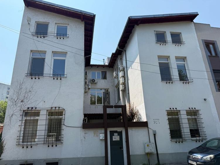 Casă individuală cu 12 camere cu Canalizare în Cotroceni