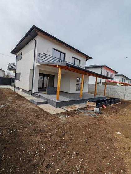 Casă individuală cu 5 camere cu Canalizare în Berceni
