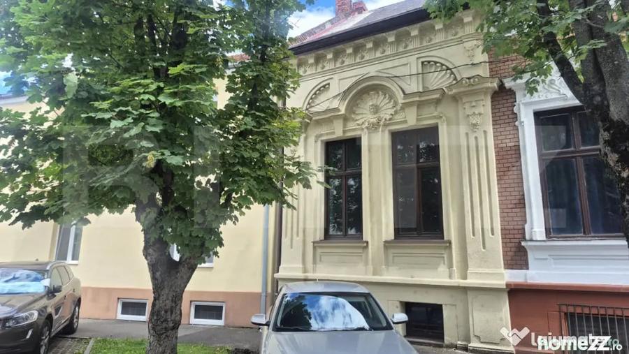 Apartament cu 4 camere semidecomandat în Central