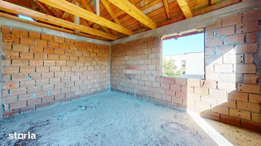 Casă cu 5 camere cu Teren 1000 Mp în Cristian
