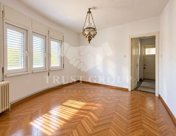 Apartament cu 5 camere semidecomandat în Matei Voievod