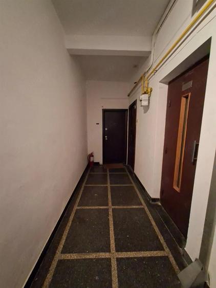Apartament cu 5 camere semidecomandat în Romană