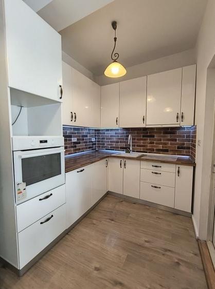 Apartament cu 3 camere semidecomandat, mobilat în 1 Mai