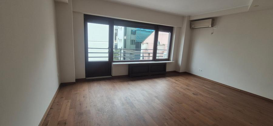 Apartament cu 4 camere semidecomandat în Primăverii