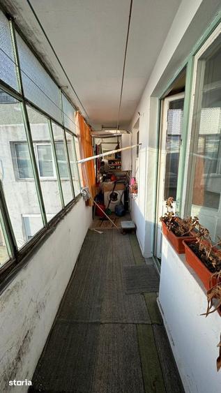 Apartament cu 3 camere decomandat în Cornișa