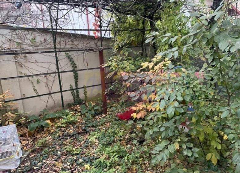 Casă individuală cu 6 camere decomandat cu Canalizare în Drumul Sării