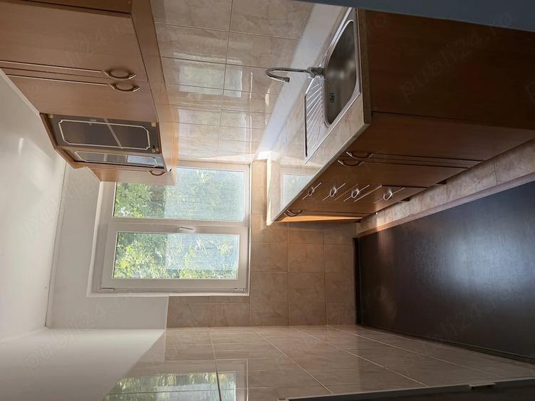 Apartament cu 3 camere semidecomandat în Tineretului