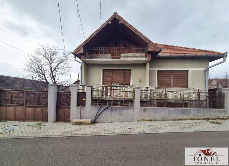 Casă individuală cu 4 camere cu Canalizare în Cugir