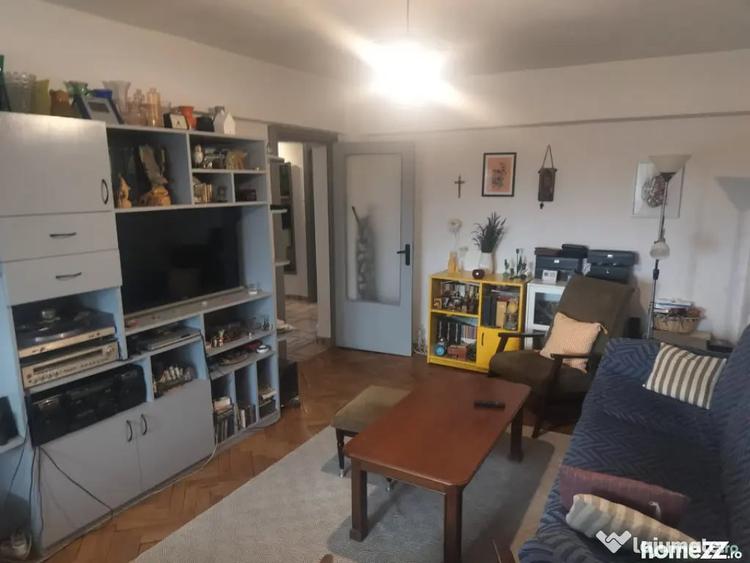 Apartament cu 3 camere decomandat în Sărari