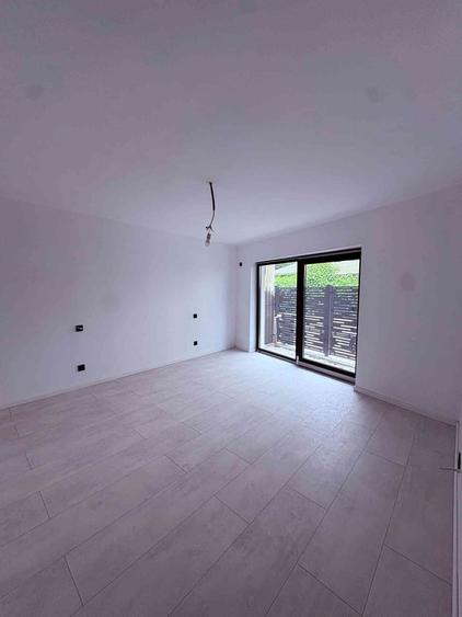 Casă cu 5 camere cu Teren 270 Mp în Văcăresti