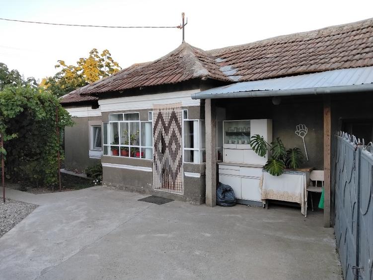 Casă cu 5 camere cu Teren 1200 Mp în Dobrosloveni