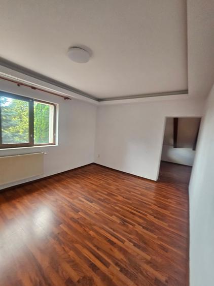 Casă cu 9 camere cu Garaj în Valea Lupului