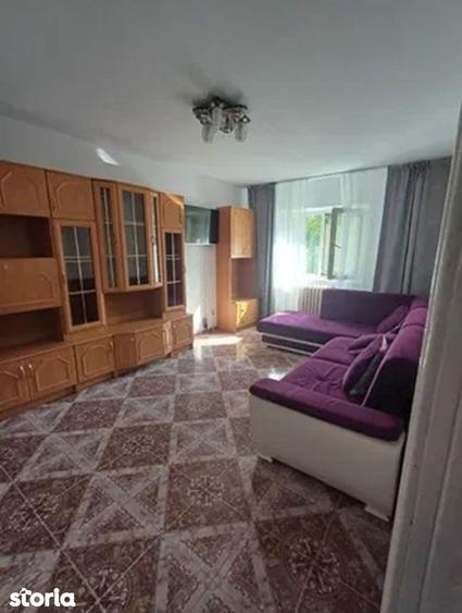 Apartament cu 3 camere decomandat, mobilat în Nicolina