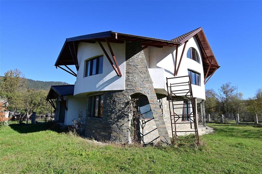 Casă individuală cu 6 camere cu Teren 786 Mp în Nord-Est