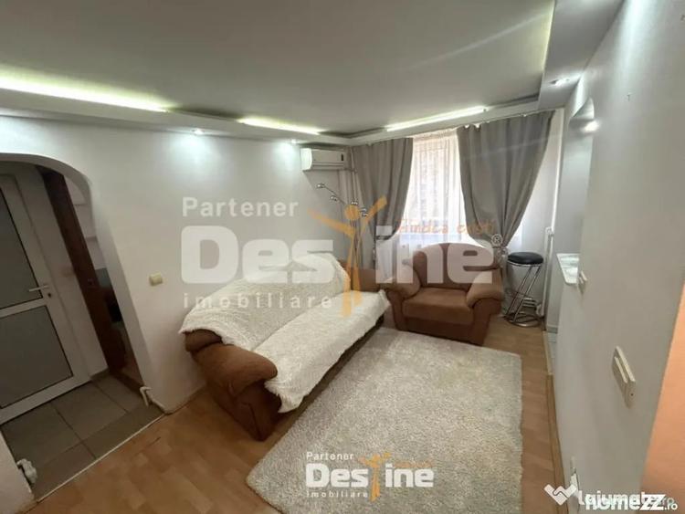 Apartament cu 3 camere semidecomandat în Podu Roș