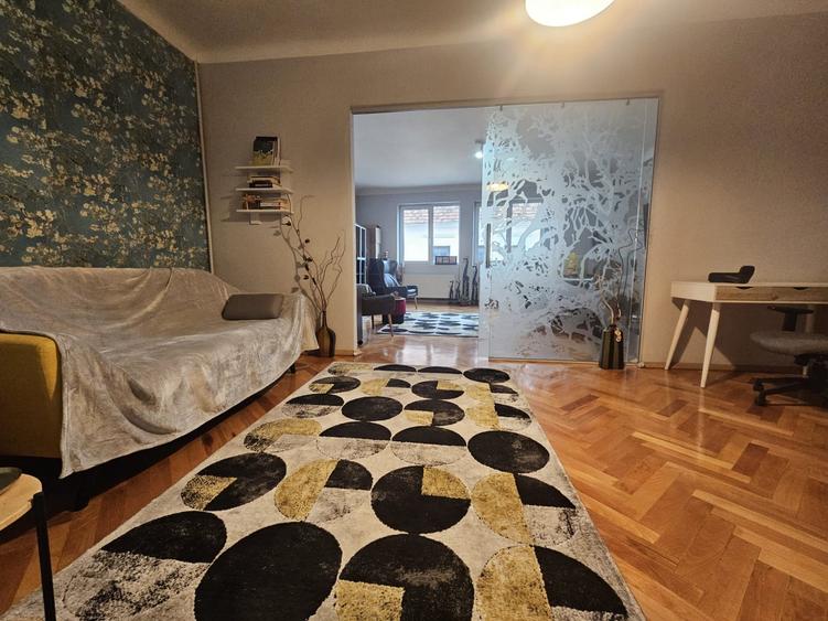 Apartament cu 3 camere semidecomandat, mobilat în Central