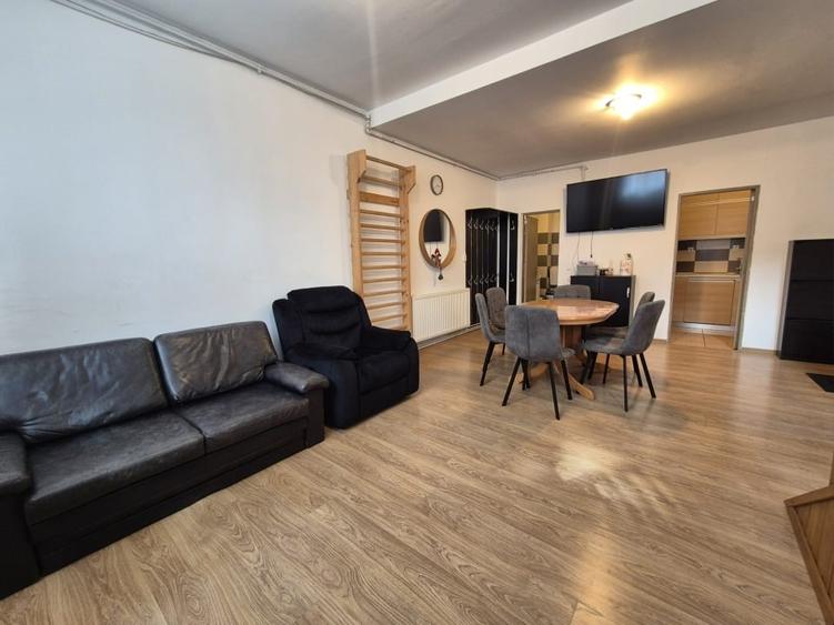 Apartament cu 3 camere semidecomandat, mobilat în Central