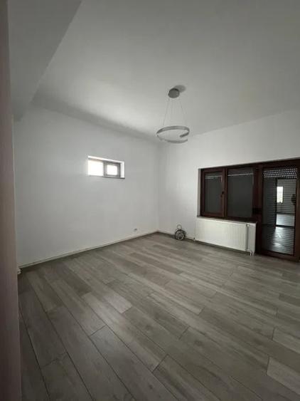 Apartament cu 3 camere decomandat, mobilat în Lazu