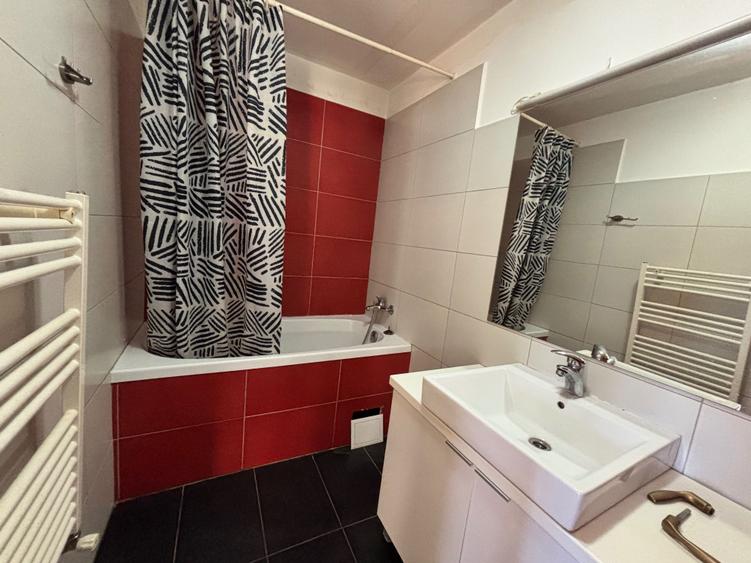 Apartament cu 3 camere semidecomandat în Florești