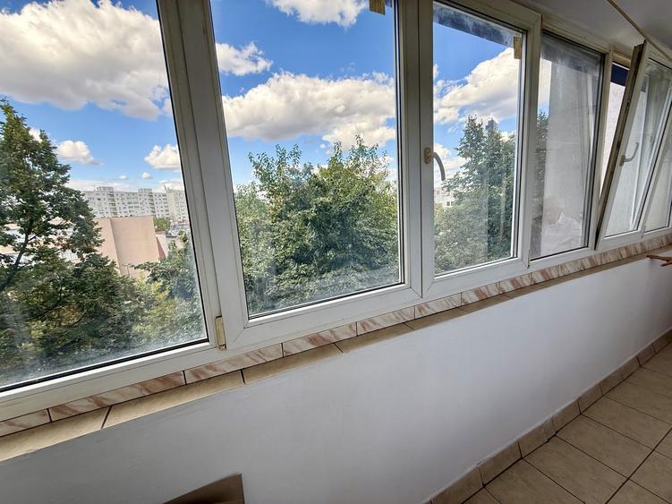 Apartament cu 3 camere decomandat, mobilat în P-ța Victoriei